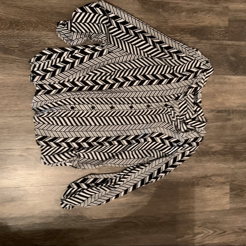 Black and White 3/4 Sleeve Shirt